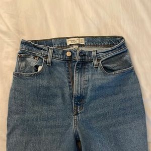 Abercrombie & Fitch -curve love “the 90’s straight ultra high rise”